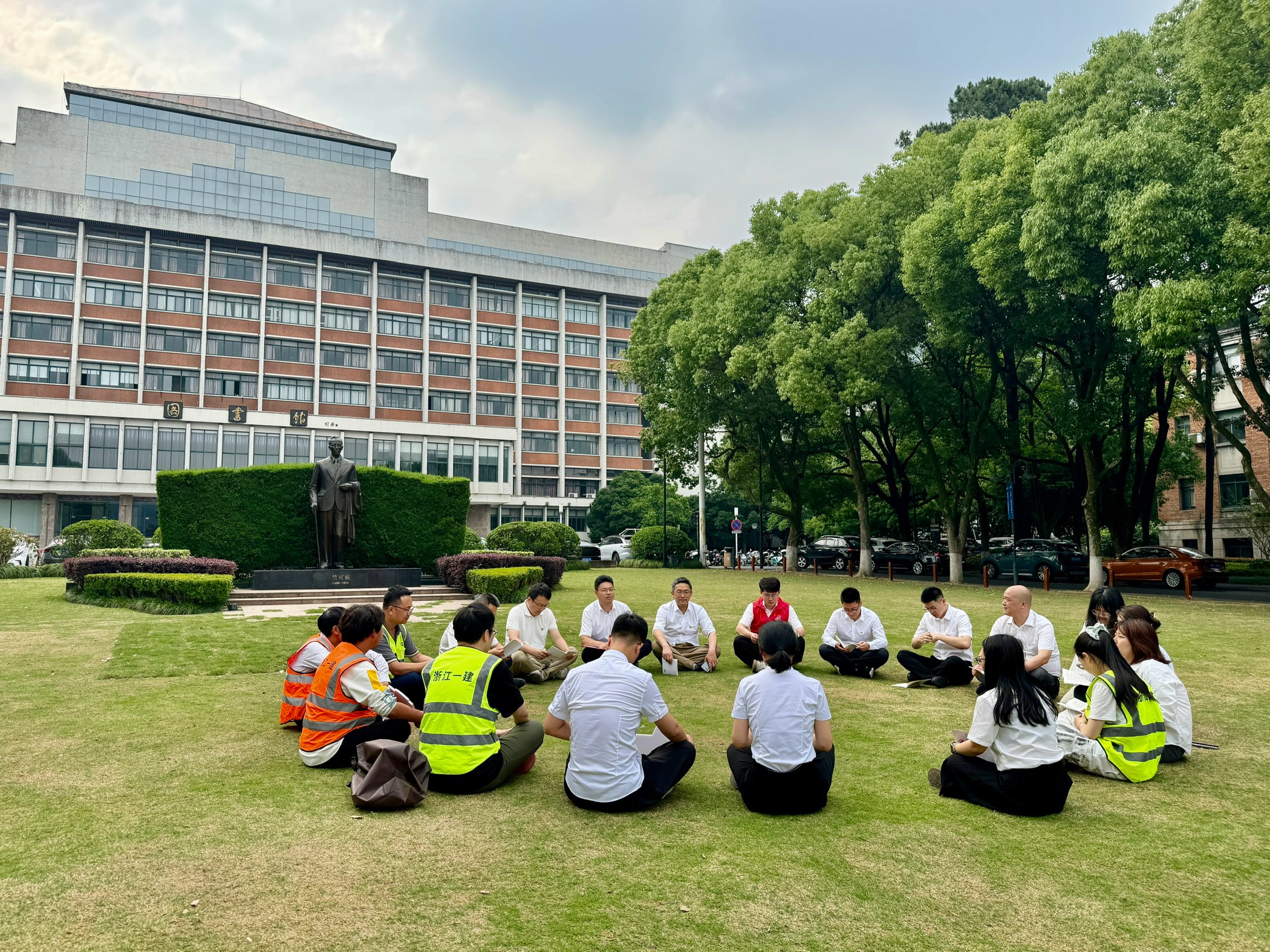 浙江一建，浙江一建總承包公司組織開展“同心同行｜520杭州，新老建設者共赴浙江大學尋訪一建經典”主題活動 (2).jpg